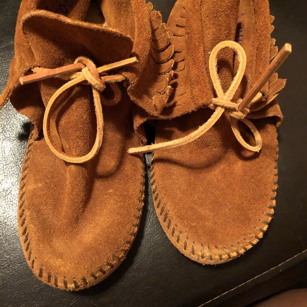 Minnetonka Moccasins Soft sole Fringe Boot size 1Y